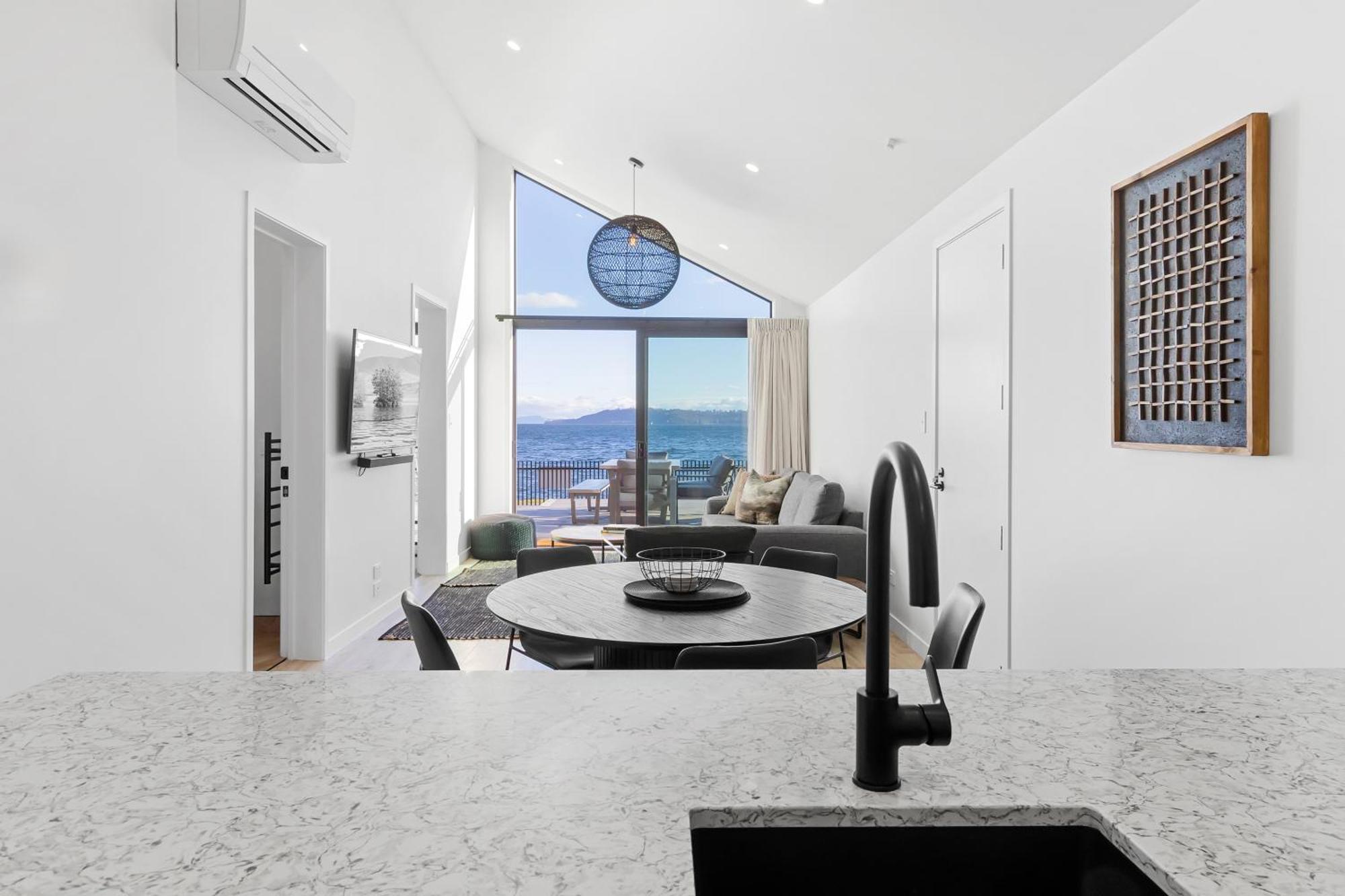 Absolute Lakefront House Taupo Exterior photo